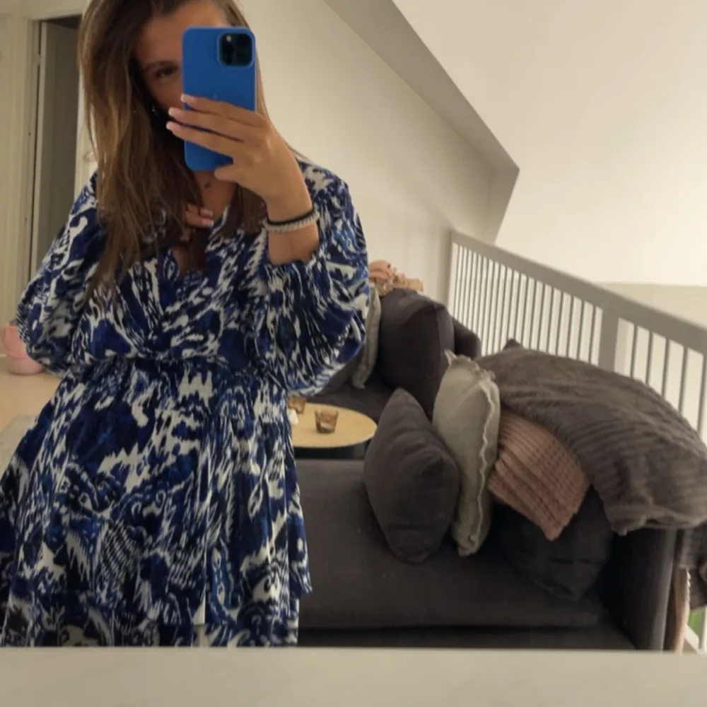 Säljer denna super populära zara klänningen som köptes förra året. Den är sparsamt använd och har inga tecken på användning. Storlek L men passar mig som vanligtvis är en s-m.. Mekot.
