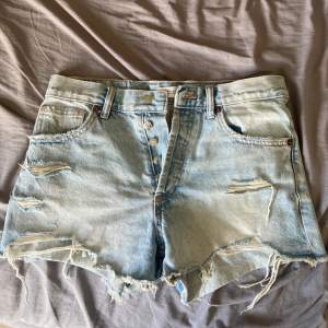 Säljer ett par  ljusa jeansshorts från Zara i storlek S de är använda 1 till 2 gånger, säljer dom för de inte kommer till användning längre, pris går att diskutera, ordinarie pris 329kr 