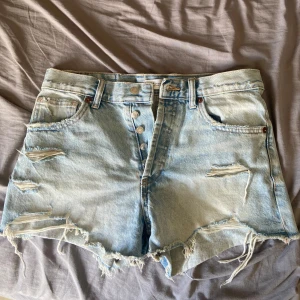 Ljusa jeansshorts med slitningar - Säljer ett par  ljusa jeansshorts från Zara i storlek S de är använda 1 till 2 gånger, säljer dom för de inte kommer till användning längre, pris går att diskutera, ordinarie pris 329kr 