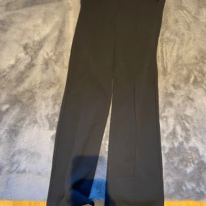 Kostymbyxor - Ett par jättefina kostymbyxor som är i jättebra skick och använda fåtal gånger, säljer pga att de är för korta.