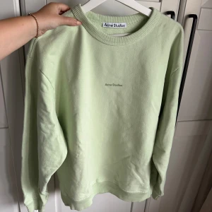 ACNE SWEATSHIRT  - Använd 1 gång så i superfint skick! Köpt för 3.200kr