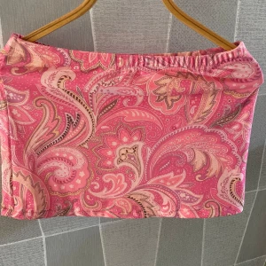 Minikjol - Superfin minikjol i färgladda färger! Säljer då den inte kommer till användning längre! Kan användas som topp också!💞