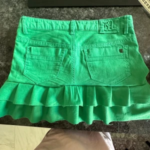 Jeanskjol Volangkjol - Grön supersnygg volangkjol. Verkligen supersnygg färg och så fin nu när man är brun🤗ställ gärna frågor