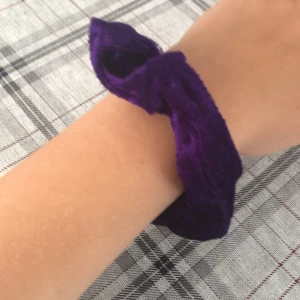 Lila sammet armband - Säljer ett snyggt lila armband i sammet. Det är mjukt och bekvämt att ha på sig, perfekt för att ge en touch av färg till din outfit. Passar bra till både vardag och fest!