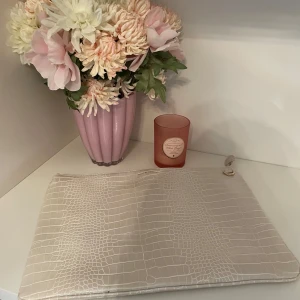 Datorfodral Ormskinn  - Jättefint datorfodral i faux ormskinn!! Aldrig använd då jag har liknande. 💌💌