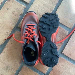 Oranga löparskor - Löparskor med spikningar för vintern, använda en gång