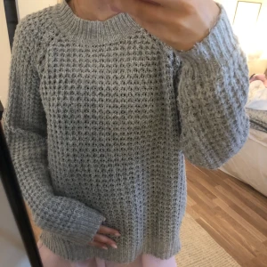 Stickad grå tröja!🩶 - Fin stickad tröja från lager 157. Passar perfekt till hösten. Väl använd därav priset. 🩶
