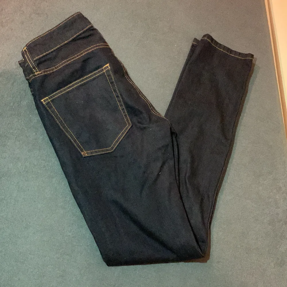 Säljer dessa jeans då jag inte fått användning ut av dem, har använt dem 2 gånger bara. Skick-10/10  Pris kan diskuteras. Jeans & Byxor.