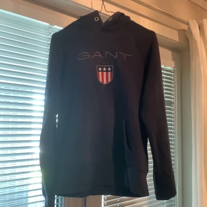 Gant hoodie - I mycket bra skick, storlek S men passar M. Köpt i johnells för 1200 ungefär. Snöre saknas. Finns en liten fläck som man kan se på bilden går bort i tvätt garanterat.