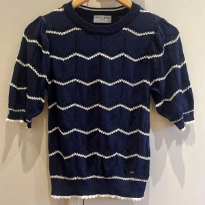 Mörkblå tröja från Holly & Whyte - Säljer en superfin mörkblå tröja från Holly & Whyte by Lindex. Den har ett snyggt vitt sicksackmönster och är gjord av ett stickat material. Tröjan har trekvartsärmar och ribbade kanter vid ärmslut och nederkant. Använd Max 2 gånger, och köptes för 299kr! Perfekt för både vår och höst! 💙