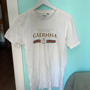 Vit t-shirt med tryck - Fint skick