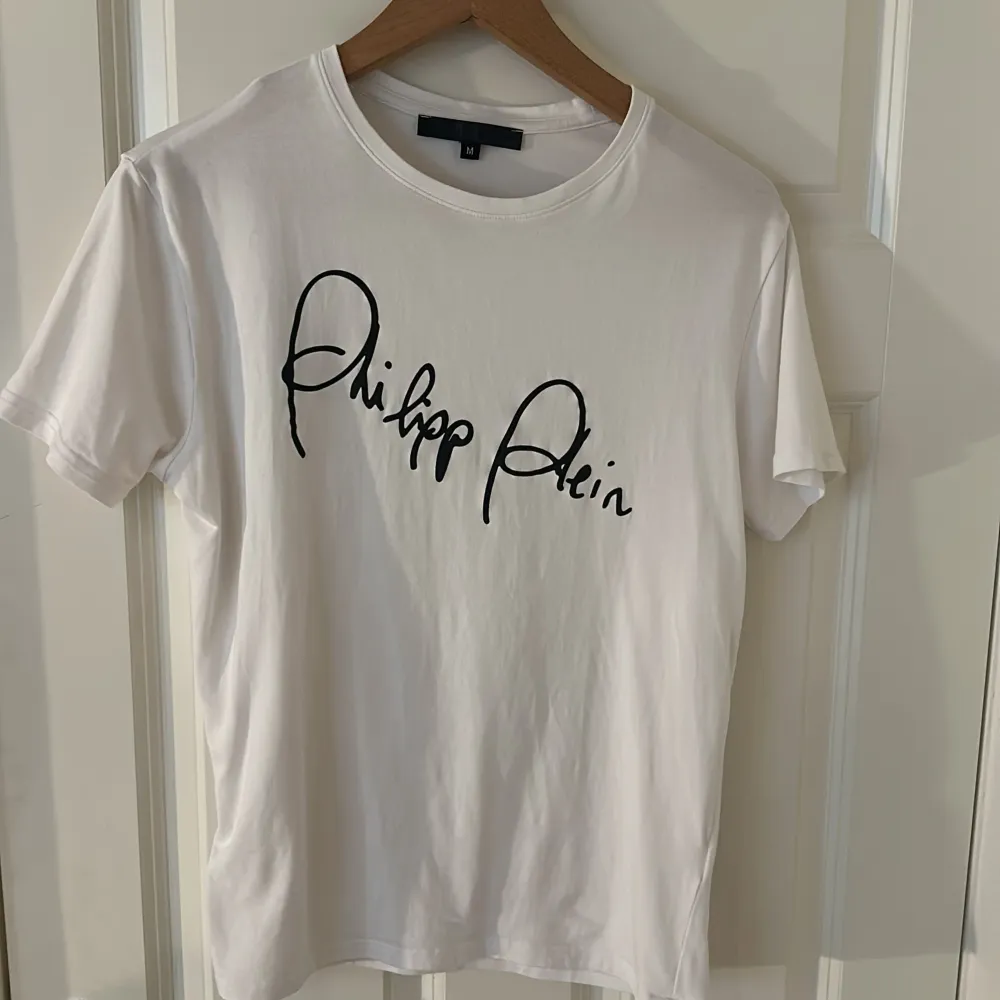 Vit philipp plein t shirt i storlek m. Väldigt skönt material. äktahetsbevis finns. T-shirts.