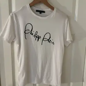 Vit philipp plein t shirt i storlek m. Väldigt skönt material. äktahetsbevis finns