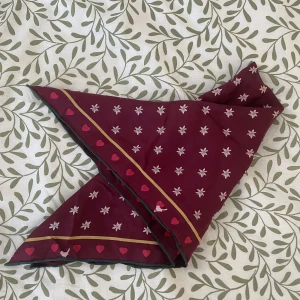 blommig sjal - mörk röd blommig sjal