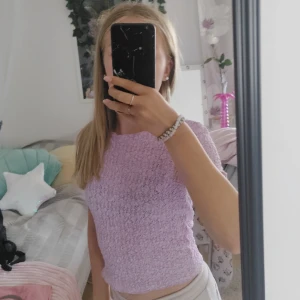 Lila t-shirt från Gina tricot💜 - Jag säljer denna tröja för att den är för liten. Den är använd men det syns inget. Storleken är XS.