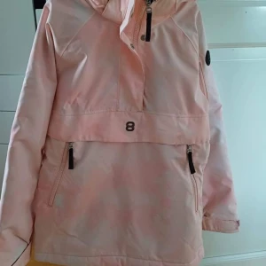 Skidjacka stl 150 - Jättefint skick - endast använd 4 veckor på skidsemester.