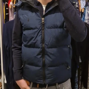 Ralph lauren väst/jacka - Säljer denna marinblå ralph lauren jacka/väst. Öppen till byten och prisförslag. Perfekt till hösten men även i vinter. Säljer nu billigt inför höst/vinter. 100% äkta. Helt nyskick