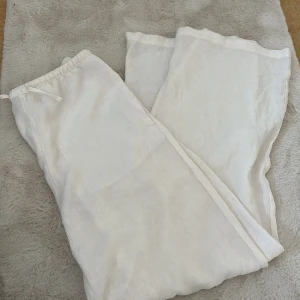 Linnebyxor  - Linnebyxor från H&M knappt använda, dom har ett litet hål som går att sy.