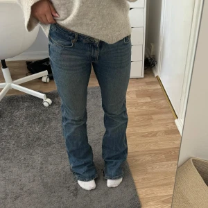 Zara jeans - Jeans från zara. Har lite slitningar nertill men inget man tänker på