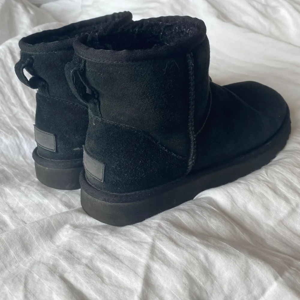 Säljer mina uggs då de inte har kommit till användning eftersom att de inte passar mig, knappt använda i bra skick 💕Storlek 39 Säljer för 1500kr men kan också byta mot ett par i storlek 36/37 💞 Skriv för frågor eller fler bilder  💞💞. Skor.