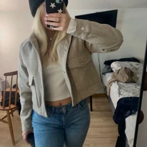 Beige zara jacka  - Säljer min Zara jacka eftersom den aldrig kommer till användning. Den är i superbra skick och nästan som ny☺️ Är i storlek S, men skulle säga att den passar XS också! Skriv gärna vid intresse eller frågor🤍