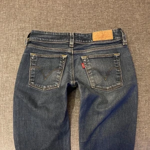 Lågmidjade Levis 570 Straight Jeans - Säljer ett par snygga Levis 570 jeans i Straight-modell. Dom har en låg midja. Jeansen är i bra skick, har endast en spricka på Levis lappen där bak därav priset! Superbekväma och stiliga! Midjemått ca 35 Innerbenslängd ca 72💕 Jag är 165