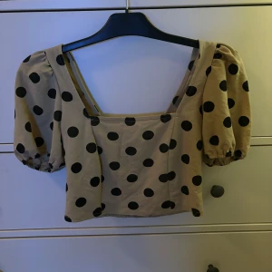 Kort topp från Zara i strl S - Fin prickig topp med snörning på ryggen. Använt toppen några gånger. 