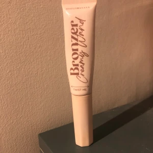 Makeup Mekka bronzer - Bronzer wand från makeup mekka använd typ 4-5 gånger. Priset kan diskuteras 🌼