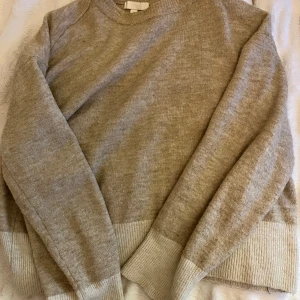 Tröja💕 - Super fin stickad tröja ifrån Hm! Köpte här på plick men kommer tyvärr inte till nån användning🥰