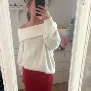 Off shoulder tröja  - Säljer denna krämvita off shoulder tröjan från h&m, använd enstaka ggr! Väldigt mysig🙏🏼
