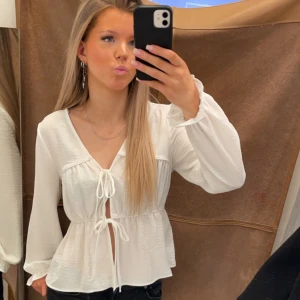 Vit blus - Vit blus med knyten från vero moda i storlek S. Nyskick🩷