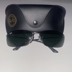 Rayban solglasögon  - Säljer ett par bossiga rayban glasögon som jag har för mig att james Bond hade på sig i nån film nån gång. Köpte i London detta år för 1800kr.