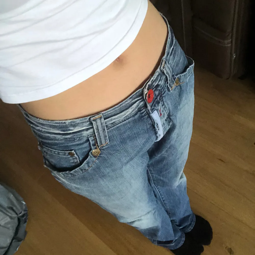 Skit snygga Replay jeans som är lågmidjade och lite lite bootcut!😻 (de är lite stora på mig) ett slitage som inte märks, fråga efter bild! Innerben: 80 cm, Midjemått: 37-38 cm ish💋. Jeans & Byxor.