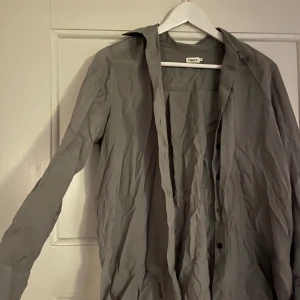 Skjorta  - Superfin grå skjorta från Filippa k som är nästintill oanvänd. 