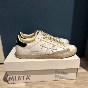Premiata skor  - Tja, säljer nu dessa feta Premiata. Använda några gånger och därmed är skicket 8.5/10. Nypris ligger runt 3000 kr. Låda följer med!  Hör av er för fler frågor!🤩