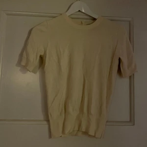 Stickad T-shirt  - Stickad T-shirt från zara i cremevit. 