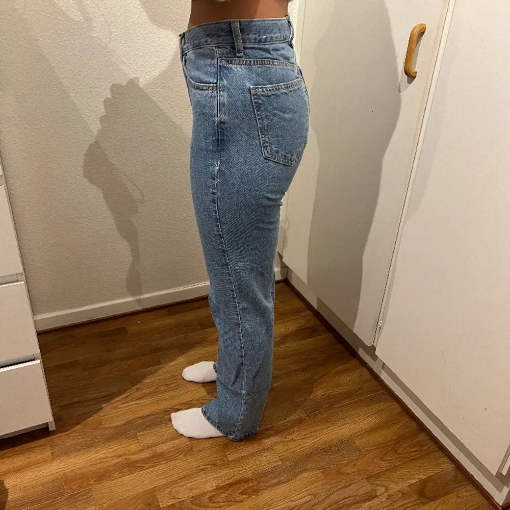 Raka jeans ifrån mango. Använda ett fåtal gånger då dem är lite stora i midjan på mig. Annars super fina och bekväma. Storlek 36. Farkut & Housut.