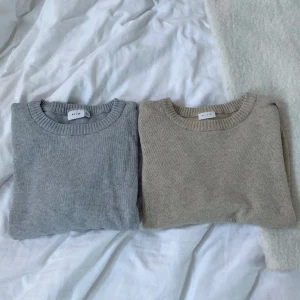 Vila tröja - Säljer två fina stickade tröjor från vila som inte kommer till användning, den beiga är i xs och den grå i s🤍 köp båda för 170kr eller 1 för 100kr💕