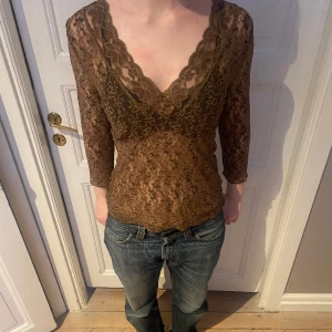 Spetstopp - Supersnygg v-ringad brun spetstopp med trekvartsärm🤎Jättefint skick. Passar M/L. Skriv vid funderingar och kolla in mina andra annonser🎀❤️