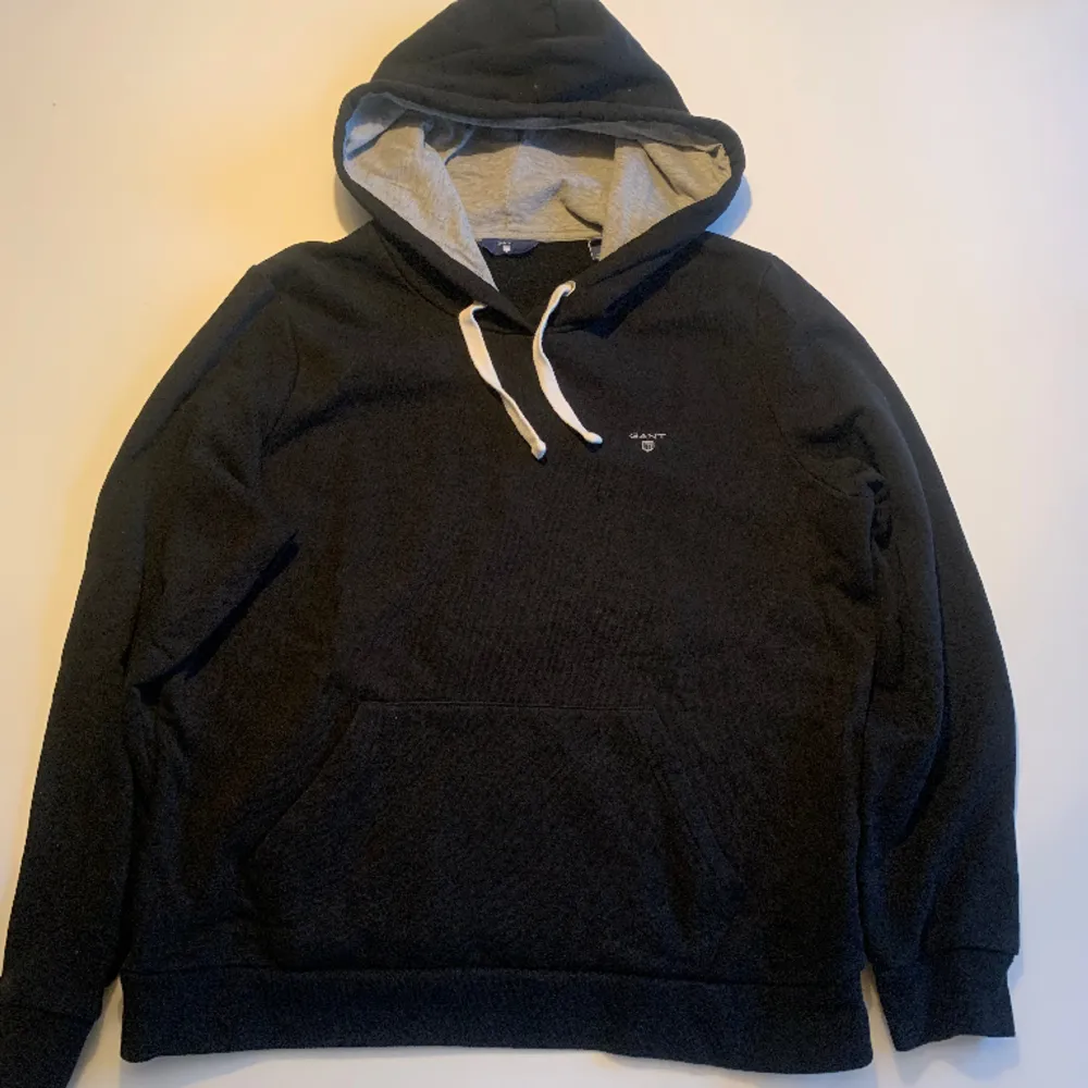 Gant hoodie i fint skick, köpt på tradera för några år sedan. Liten i storleken, mer som en M fast det står L.. Hoodies.