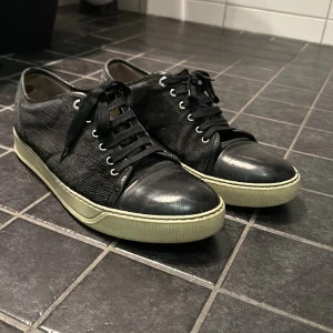 Lanvins skor - Säljer ett par välanvända lanvins, ganska slitna men har mycket kvar att ge🙌Dustbag ingår✅Hör av er vid fler frågor.