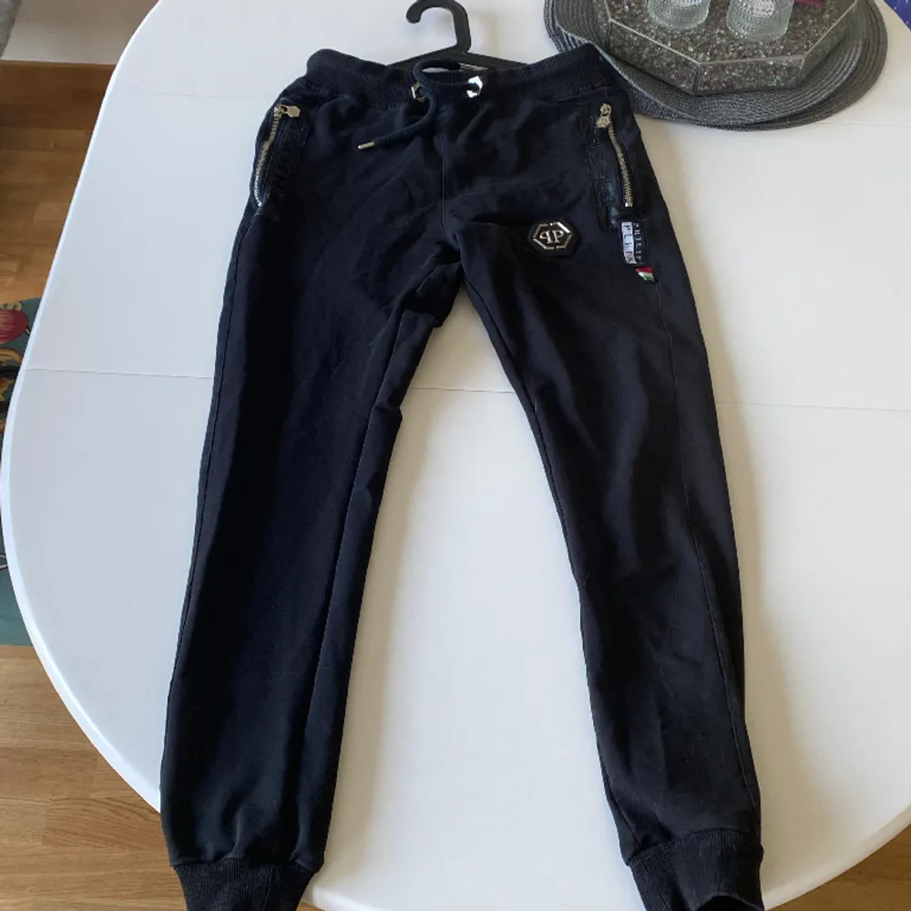 Säljer dessa storlek S, sköna byxor, kan gå ner i pris vid snabb affär . Jeans & Byxor.