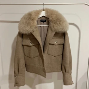 Meotine jacka  - Säljer min beiga meotine Charlie jacket då jag inte använder den längre. Jackan är i bra skick! Jackan är i storlek S/M. Hör av dig om du är intresserad💕 