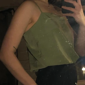 Grönt linne - Grönt linne men X rygg. Väldigt fina och luftigt