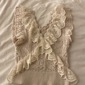 Zaratopp  - Säljer denna jättefina tröja från zara då den inte kommer till användning längre❤️ använd ett fåtal gånger och är som ny❤️ hör av er vid frågor eller intresse 