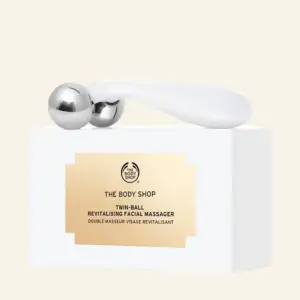 säljer denna slutsålda face rollern ifrån the body shop, aldrig använd!💘köptes för 599kr i deras butik❤️pris går att diskutera vid snabb affär!💘