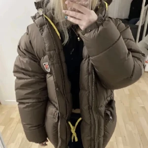 Fjällräven jacka - Väldigt bra skick, det iprincip oanvänd ut. Storlek S men passar även M.