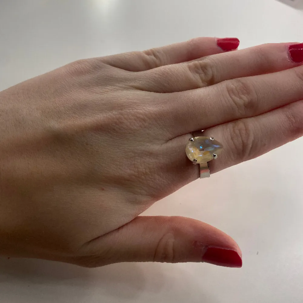 Hejj! Säljer denna ring från Caroline svedbom i färg Ivory Cream Delite.  Säljer pga vill ha den i guld ist.. Accessoarer.