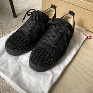 Loubs - Fräscha loubs, allla spikar kvar, bra skick storlek 41,5, de är bara att fråga om du har ytterligare funderingar  KVITTO FINNS