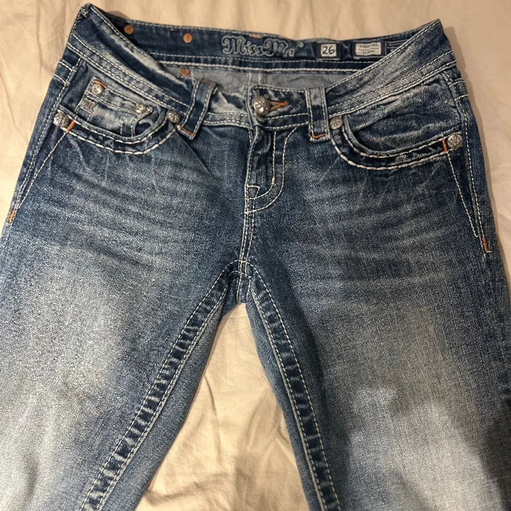 Säljer nu dessa supersnygga Miss me jeansen då de tyvärr var förstora i midjan💫 Straight/ skinny modell och i fint begagnat skick💞 479kr +frakt, finns annars att hämta på Ekerö🫶🏼 Postar inom 24 timmar efter köp!. Jeans & Byxor.